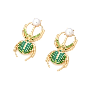 Boucles d'oreilles scarabée en émail doré avec strass verts et perle blanche élégante