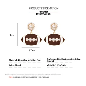 Détail de boucles d'oreilles football avec perles et dimensions de 4cm x 3,7cm