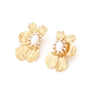 Modische goldene Blumenohrringe mit Hammerschlag-Textur und eleganten Perlensteckern