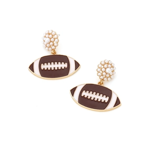 Détail de boucles d'oreilles rugby avec petites perles et finition en alliage doré