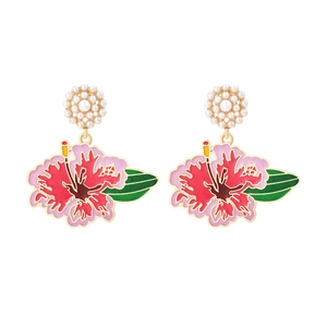 Élégantes boucles d'oreilles fleurs d'hibiscus avec émail et clous en perles rondes