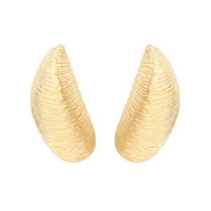 Boucles d'oreilles dorées géométriques avec texture ondulée et design en métal courbé