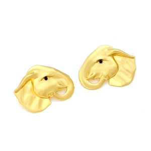 Détail de boucles d'oreilles tête d'éléphant dorées avec texture et fini mat