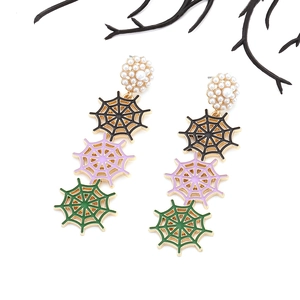 Boucles d'oreilles Halloween avec toiles d'araignées étagées et perles sur fond blanc