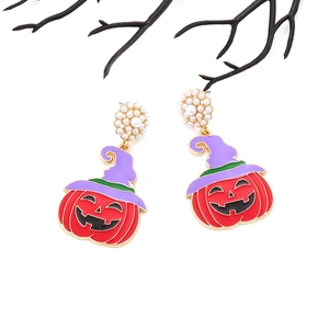 Λεπτομέρεια από σκουλαρίκια κολοκύθας Halloween με καπέλα και πέρλες