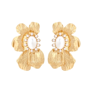 Modische Goldene Blumenohrringe mit Perlenmitte und unregelmäßigen Metallblättern