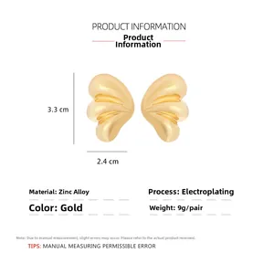 Détail de boucles d'oreilles feuilles dorées avec dimensions 3,3cm x 2,4cm et poids 9g