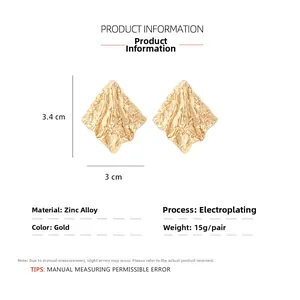 Info card of gold irregular geometric earrings with size 3.4x3cm and 15g weight
