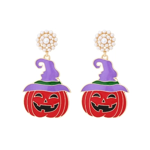 Σκουλαρίκια κολοκύθας Halloween με καπέλο μάγισσας και λευκές πέρλες σε χρυσό μέταλλο