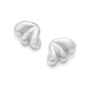 Vue détaillée des boucles d'oreilles en alliage argenté avec texture de feuille