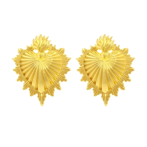 Exaggerated vintage heart stud earrings in polished gold with radiant textured rays