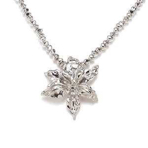 Böhmische Halskette mit silberner Blumenausführung und handgefertigten Perlen im Metallic-Stil
