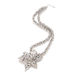 Böhmische silberfarbene Perlenkette mit einem großen metallischen Blumenanhänger Design