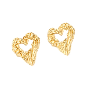 Orecchini a cuore dorati minimalisti con texture lavica vintage su sfondo bianco