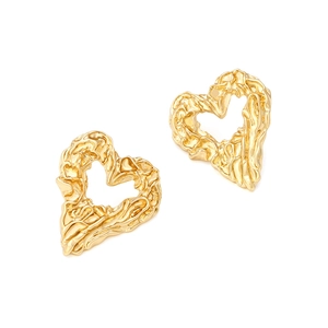 Orecchini a cuore minimalisti con trama vintage stropicciata e design dorato