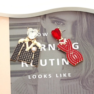 Boucles d'oreilles asymétriques smoking et robe de soirée rouge avec cœurs