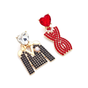 Détail des boucles d'oreilles asymétriques smoking et robe rouge avec des perles