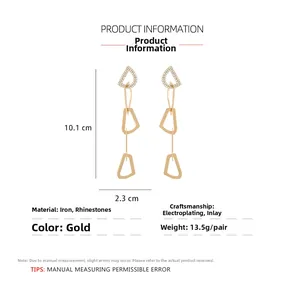 Détails des boucles d'oreilles pendantes dorées avec dimensions et strass incrustés