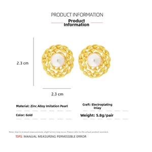 Detailansicht retro hohle goldene Spiralohrringe mit Perle, Größe 2,3 cm mal 2,3 cm