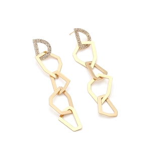 Boucles d'oreilles pendantes dorées géométriques avec clous en D et maillons variés