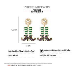 Détail de boucles d'oreilles bottes de sorcière avec huile de zinc et perles d'imitation