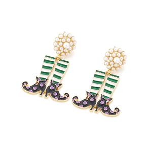 Détail de boucles d'oreilles bottes de sorcière à rayures vertes et perles blanches