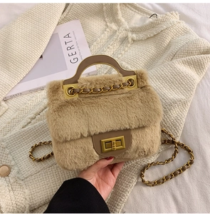 Détail du sac à main en peluche kaki avec chaîne dorée et fermoir pivotant carré vintage