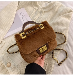 Détail du sac à main en fausse fourrure marron avec chaîne dorée sur tweed