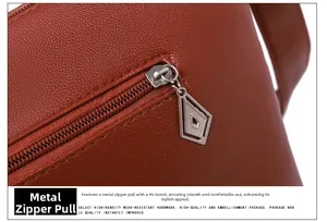 Gros plan détaillé du curseur métallique argenté sur le sac à main en cuir marron