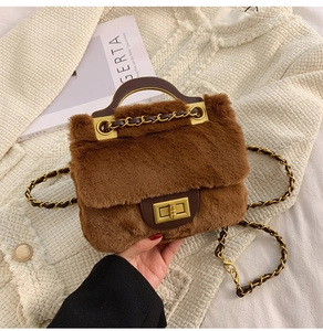 Détail du sac en fausse fourrure brune avec fermoir doré et bandoulière chaîne
