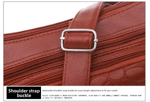 Détail macro de la boucle métallique réglable et du cuir grainé de ce sac pour femme