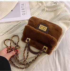 Détail du sac bandoulière en peluche marron avec fermoir doré et bandoulière chaîne