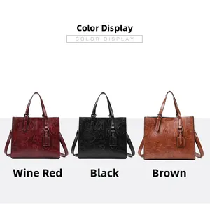 Détail de trois sacs cabas vintage en bordeaux, noir et marron avec lettres embossées