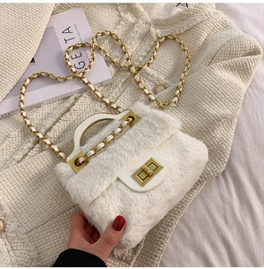 Vue détaillée du sac bandoulière en peluche blanche avec fermoir doré sur tweed
