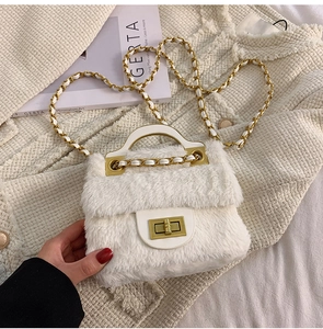 Détail d'un sac bandoulière en peluche blanche avec fermoir doré et poignée en cuir