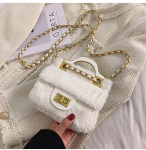 Détail du sac à bandoulière en peluche blanche avec fermoir doré et chaîne en métal