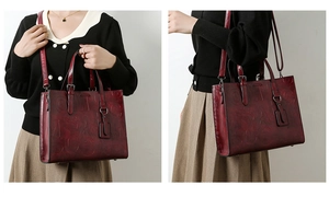 Détail du sac à main rétro rouge vin avec lettres en relief et bandoulière réglable
