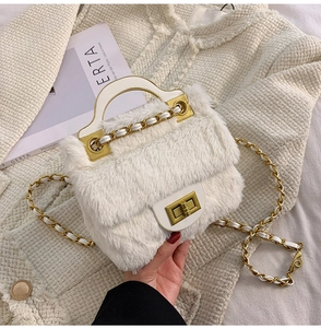 Détail du sac à main en peluche blanche avec fermoir doré et bandoulière sur veste en tweed
