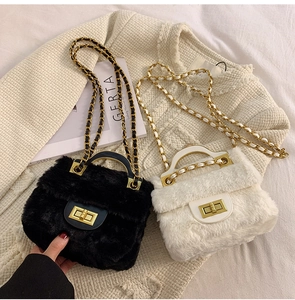 Détail de sacs à bandoulière en peluche noir et blanc avec fermoirs dorés et chaînes