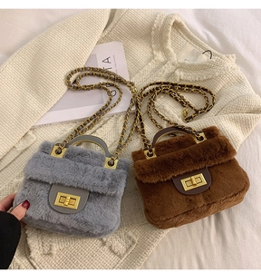 Détail de sacs à bandoulière en fausse fourrure grise et marron avec chaînes