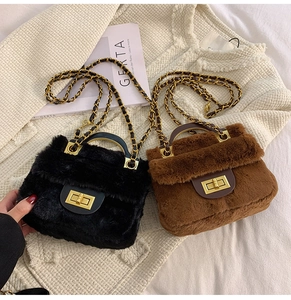 Vue détaillée de sacs en peluche noir et marron avec fermoir métallique doré et bandoulière