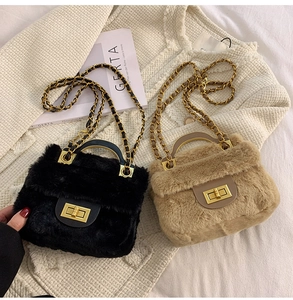 Détail de sacs bandoulière en fausse fourrure avec poignées en métal et chaînes, noir et kaki