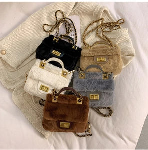 Détail des sacs à main en fausse fourrure en cinq couleurs avec chaînes dorées