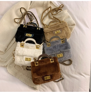Détail de sacs bandoulière en peluche montrant la fourrure et les chaînes en métal