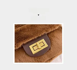 Gros plan du sac en peluche marron avec fermoir métallique doré et bordure en cuir