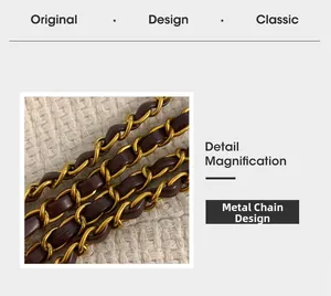 Détail de la bandoulière en chaîne de métal doré entrelacée de cuir marron foncé