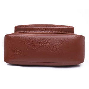 Vue du fond du sac à bandoulière en cuir PU rouge brique avec texture litchi et coutures