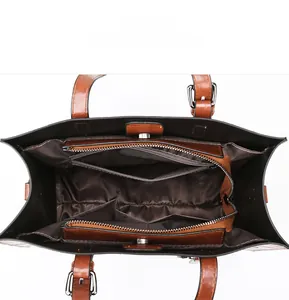 Vue intérieure du sac à main rétro marron montrant les poches et la doublure