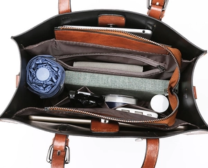 Vue verticale de l'intérieur du sac fourre-tout avec grande capacité de rangement