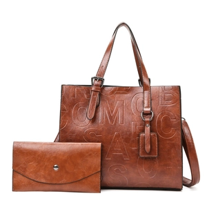Ensemble sac à main et pochette en cuir marron avec lettres embossées et quincaillerie